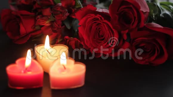 情人节的玫瑰和心形蜡烛视频的预览图