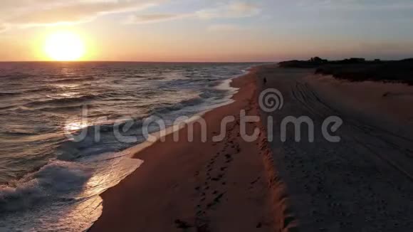 南塔基特米科梅海滩日落空中4k镜头视频的预览图