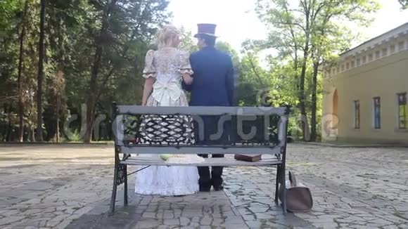 复古风格的电影一对夫妇在公园里挽臂散步视频的预览图