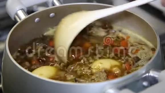 女人搅拌亚洲食物火锅视频的预览图