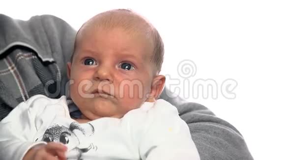 在白色背景下父亲手臂上的小婴儿视频的预览图
