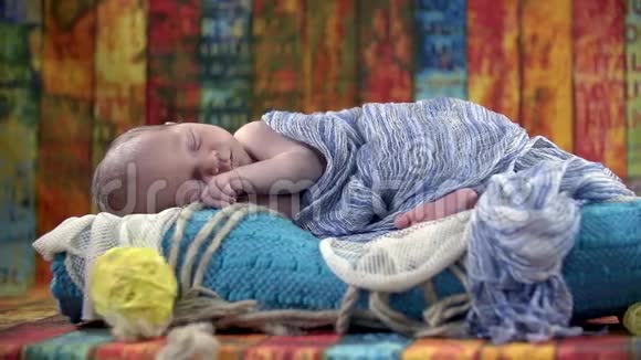 黄球和一个熟睡的婴儿一起飞进了片场视频的预览图