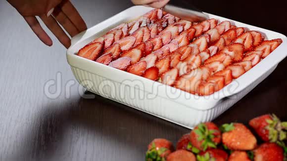 女人用刀切草莓提拉米苏草莓提拉米苏甜点视频的预览图