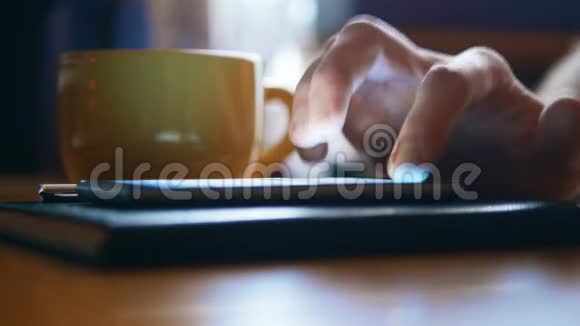 关闭人手使用智能手机短信手机放在笔记本上旁边是一杯咖啡视频的预览图