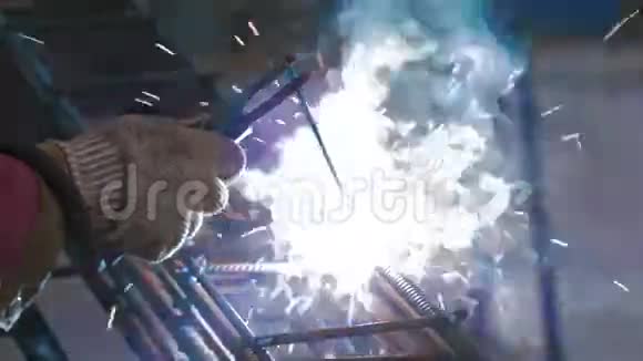 人焊接金属格栅视频的预览图