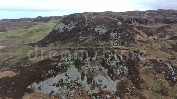 爱尔兰唐加尔县Dungloe以南CrohyHead汽车驾驶的鸟瞰图视频的预览图