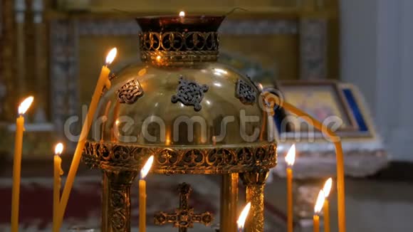 在俄罗斯东正教教堂点燃蜡烛视频的预览图