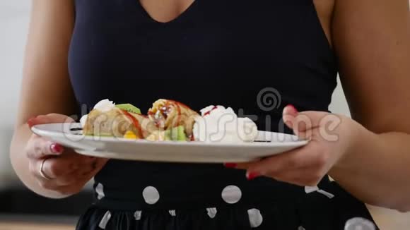 一个拿着水果煎饼早餐托盘的女孩视频的预览图
