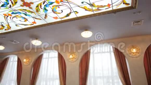 从拱门窗口到彩色玻璃天花板的全景视频的预览图