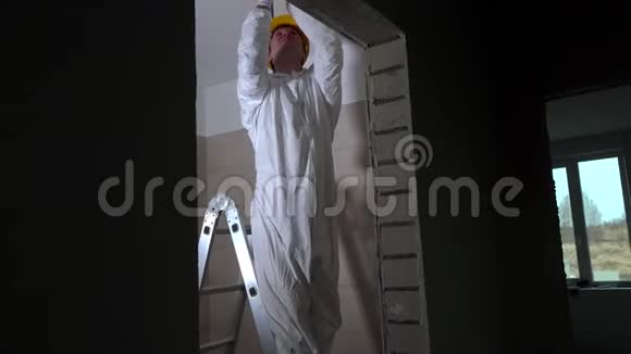 专业工人制作灯具安装的干墙吊顶孔视频的预览图
