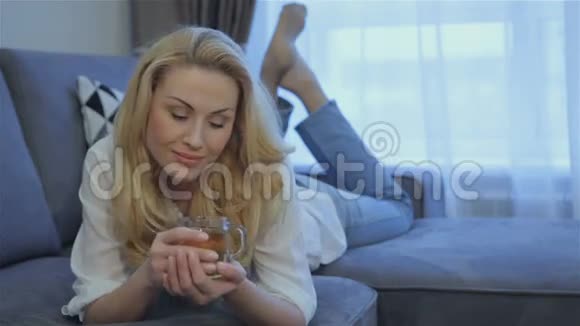 女人趴在家里的沙发上视频的预览图