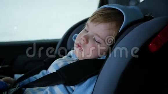 3婴儿睡在路上了视频的预览图