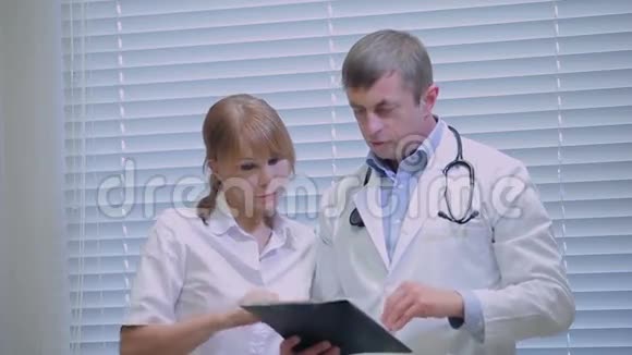 两位医生在观察病人的病史视频的预览图