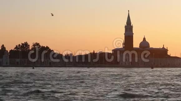 船和游艇沿着意大利威尼斯的大运河航行视频的预览图
