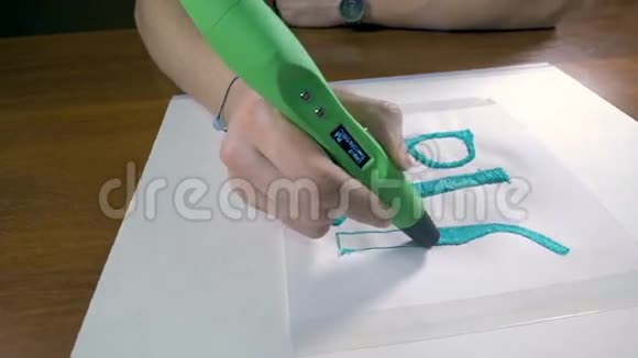 用塑料丝丝印刷3D笔在工作大镜头视频的预览图
