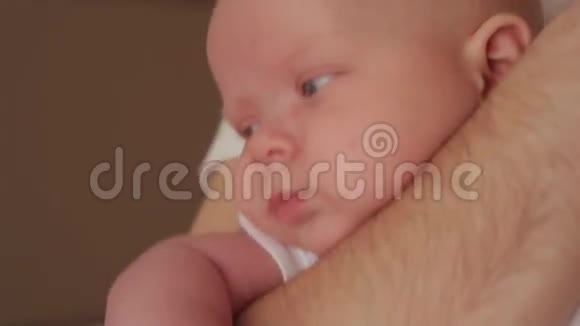 有新宝宝的爸爸开始睡着了视频的预览图