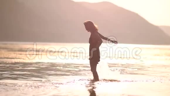 女孩在水上慢跑视频的预览图