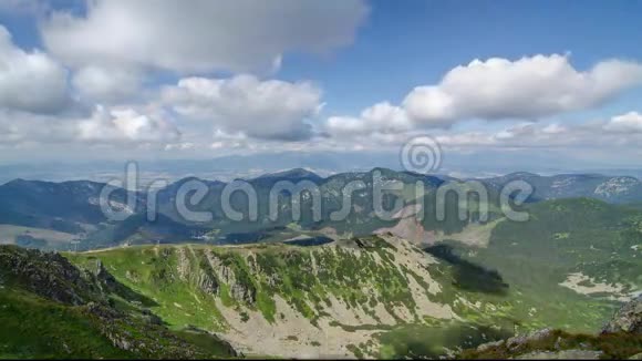 美丽的白云和天空飞过青山绿水时光流逝视频的预览图