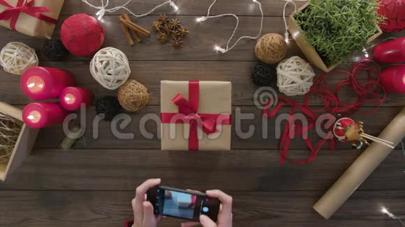 顶视手使用智能手机圣诞节视频的预览图