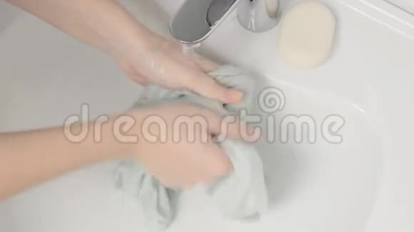 手在水槽里洗衣服视频的预览图