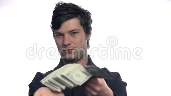 一个人拿着很多钞票鼓掌视频的预览图