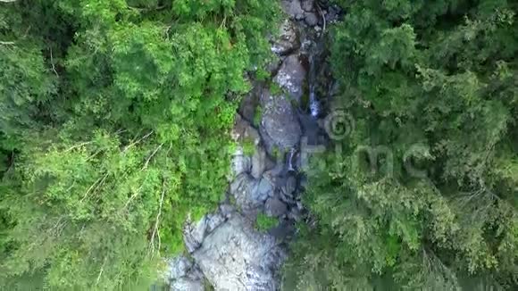 山瀑布从上面视频的预览图
