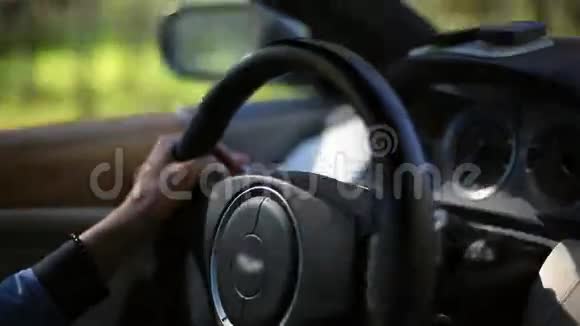 女驾驶昂贵的汽车视频与声音引擎视频的预览图