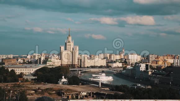 莫斯科国立大学风景秀丽夏日翻江倒海的船只视频的预览图
