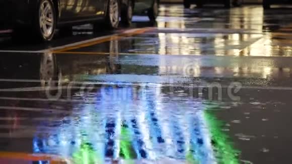 一滴人踩在街边的水坑里视频的预览图