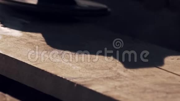 车间木板上的角磨机视频的预览图