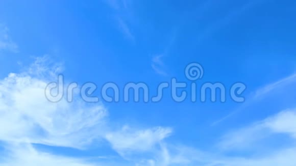 飘浮的白云映衬着蓝天视频的预览图