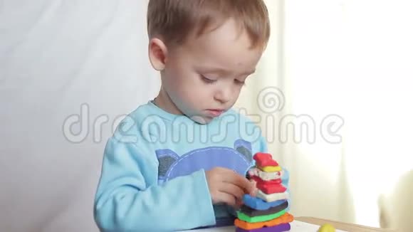 男孩的手臂在桌上用塑料线雕刻图形视频的预览图
