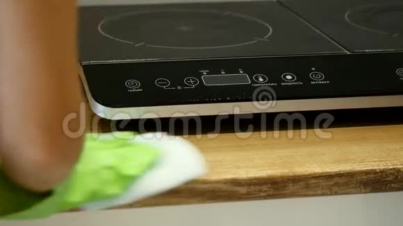 女人用绿色手套打扫厨房视频的预览图