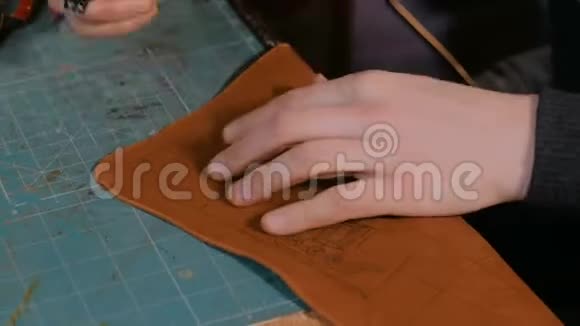 皮匠制作皮革运动场的装饰细节视频的预览图