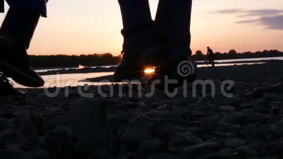 日落时分在河边的岩石上散步高清1920x1080慢动作视频的预览图