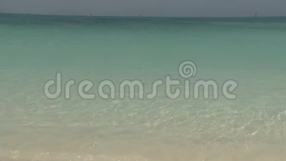 岛上海滩上清澈的水波视频的预览图