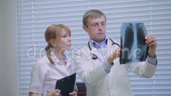 两名医生在医院检查病人X光视频的预览图