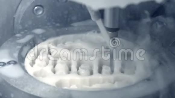 牙科铣床加工人牙的雕刻外形视频的预览图