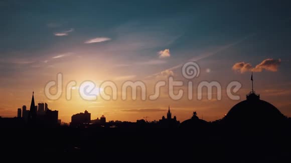 莫斯科克里姆林宫大厦的窗台上夕阳西下视频的预览图