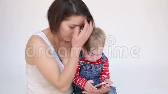 年轻的母子玩手机视频的预览图