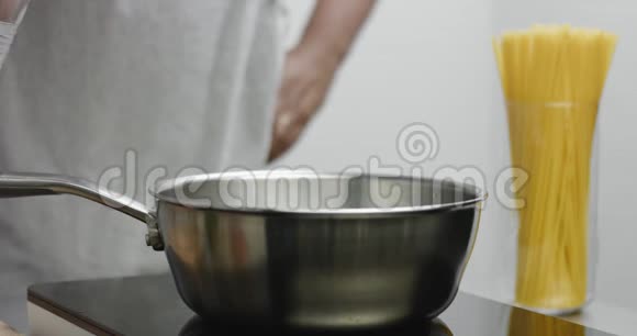 黑厨师煮意面特写视频的预览图