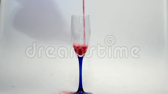 红酒倒在白色背景上的玻璃杯里隔离红酒的玻璃视频的预览图
