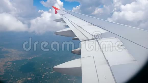 从飞机机翼通过云层飞行的照明器上看到的景色视频的预览图