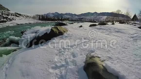阿尔泰河卡屯冬季结冰视频的预览图