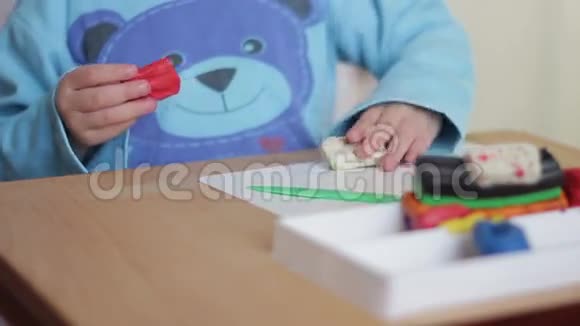 男孩的手臂在桌上用塑料线雕刻图形视频的预览图