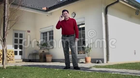 父亲试图在院子里打电话视频的预览图