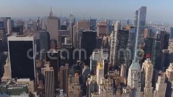 纽约市金融曼哈顿从鸟瞰POV的角度出发视频的预览图