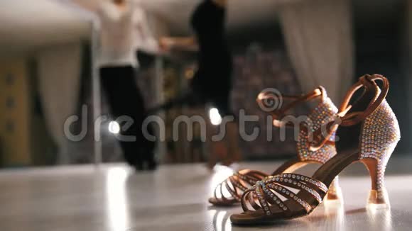 模糊的职业男人和女人在工作室里穿着服装跳舞拉丁舞在前台穿着交际鞋视频的预览图