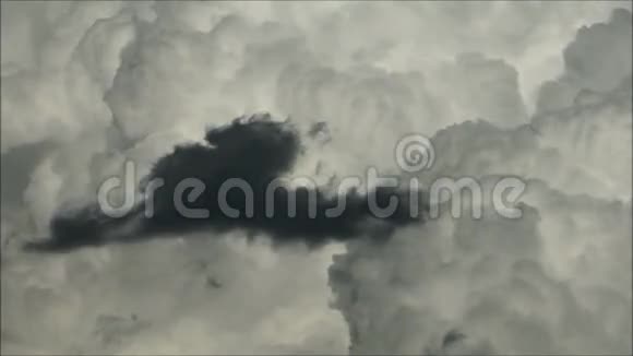 天空中巨大蓬松的白云和乌云在美丽的时光流逝中移动视频的预览图
