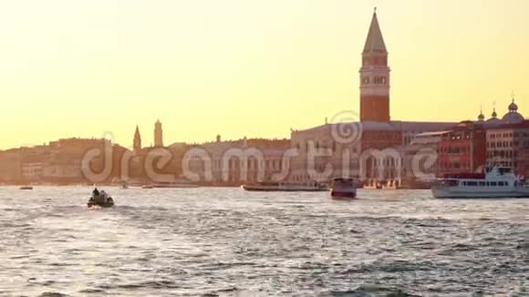 船和游艇沿着意大利威尼斯的大运河航行视频的预览图